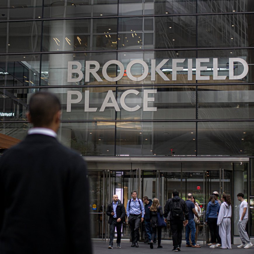 Musk-Tied Investor Clashes With One of World’s Biggest Asset Managers